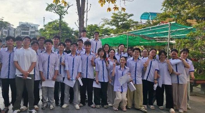Những nụ cười rạng rỡ của thí sinh trước giờ bước vào phòng thi. Sau nhiều tháng ôn luyện, các em mang theo sự tự tin và quyết tâm chinh phục kỳ thi quan trọng nhất của tuổi học trò.