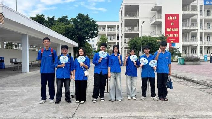Thanh niên tình nguyện hướng dẫn phòng thi, tiếp thêm động lực cho các sĩ tử ngay từ cổng trường.