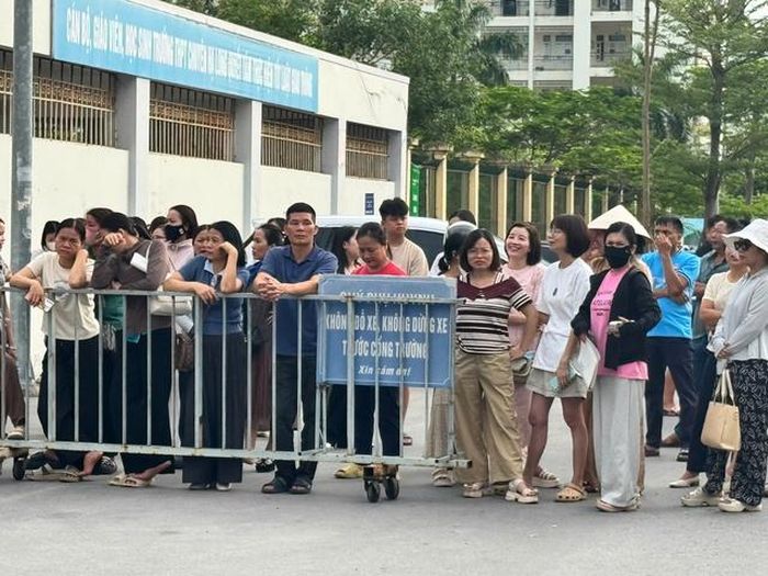 Ngoài cổng trường, nhiều phụ huynh lựa chọn ở lại chờ con suốt buổi thi. Ánh mắt dõi theo từng bước chân của con chứa đựng biết bao kỳ vọng.