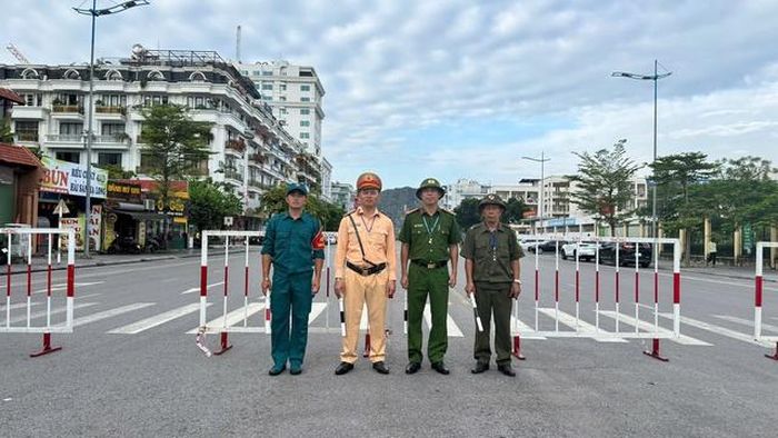 Lực lượng CSGT phân luồng giao thông, bảo đảm an toàn khu vực điểm thi, tạo điều kiện thuận lợi cho thí sinh đến trường đúng giờ.