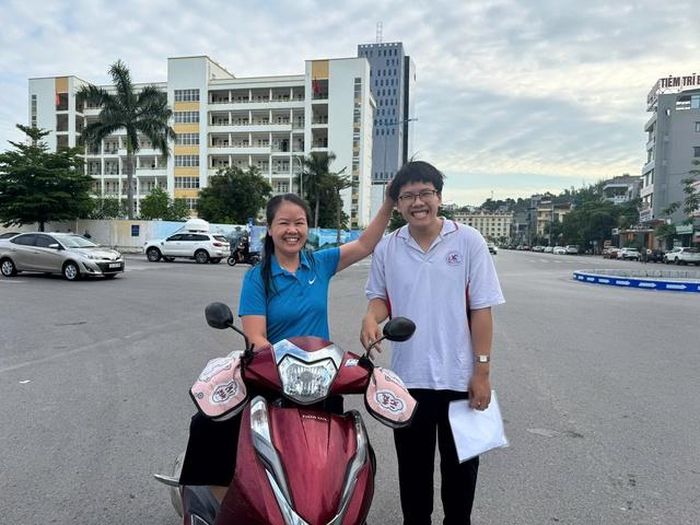 Mỗi mùa thi là một hành trình đồng hành của cả gia đình, nơi những lời động viên giản dị trở thành điểm tựa tinh thần cho sĩ tử.