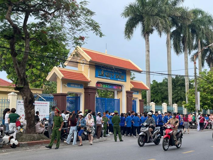 Lực lượng chức năng đảm bảo an ninh, trật tự tại điểm thi THPT Lê Quý Đôn. Ảnh: T.Dung.