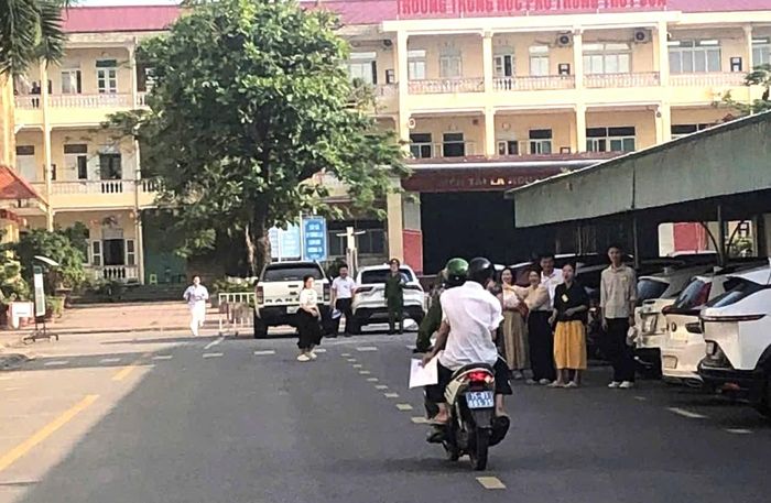 Thí sinh P.D.T được Tổ tuần tra CSGT Công an phường Thủy Nguyên hỗ trợ đưa đến điểm thi an toàn, đúng giờ. Ảnh: Cơ quan Công an.