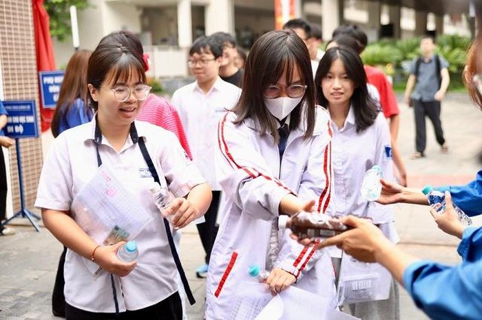 Giờ phát đề Toán cho thí sinh trong chiều nay là 14h20 và đúng 14h30 các phòng thi sẽ bắt đầu tính giờ làm bài.