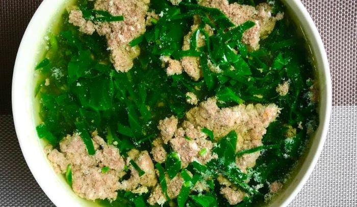 Canh cua đồng và rau mồng tơi là món ăn bổ dưỡng và ngon miệng trong ngày hè.