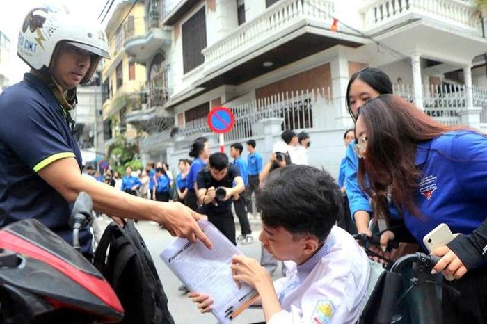 Anh Lâm dặn dò con trước khi vào phòng thi. Ảnh: Quỳnh Mai.