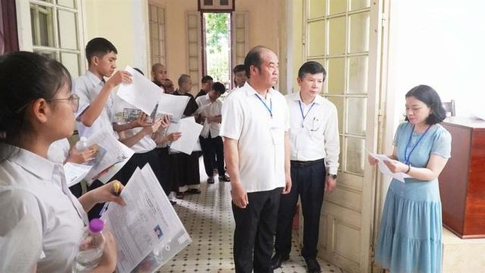 Ông Nguyễn Văn Mạnh, Phó Chủ tịch UBND TP Huế và lãnh đạo Sở Giáo dục và Đào tạo kiểm tra tại điểm thi.