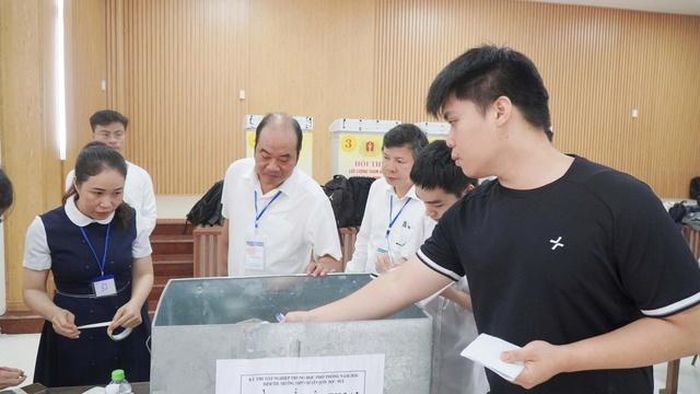 Tại điểm thi Trường THPT chuyên Quốc học Huế, nhiều thí sinh đến từ sớm để ghi lại họ tên, số điện thoại của mình cho vào thùng cất giữ.