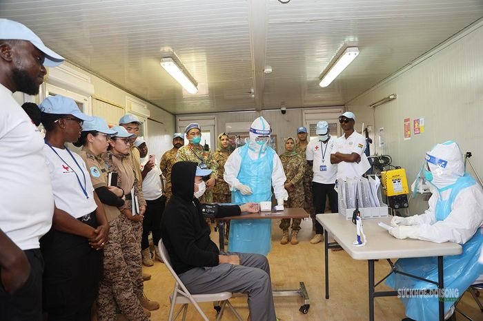 Thực hành khám và xử trí tình huống nghi nhiễm Ebola. Ảnh: Văn Giang