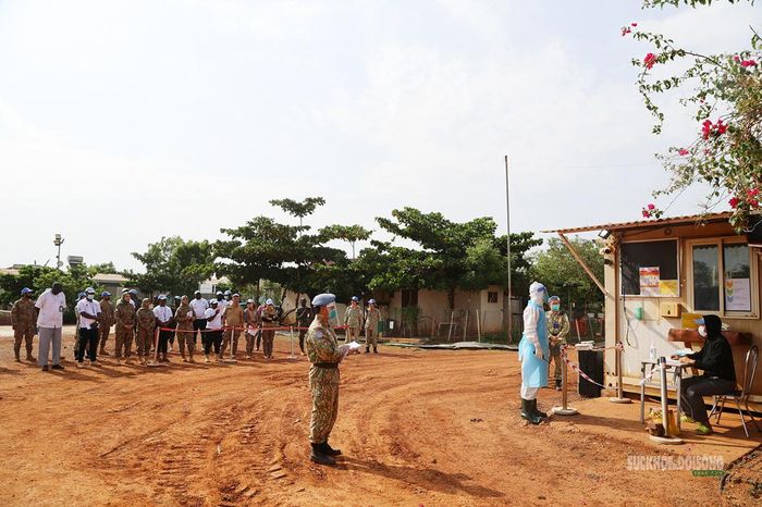 Diễn tập sàng lọc người nghi nhiễm Ebola tại khu vực tiếp nhận. Ảnh: Văn Giang