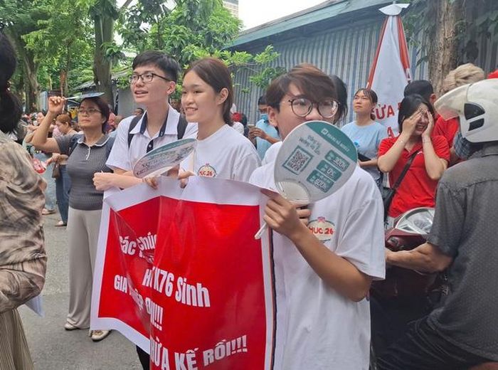 Quang Anh cùng các em học sinh khoa dưới đến cổ vũ cho sĩ tử. Ảnh: Quỳnh Mai.