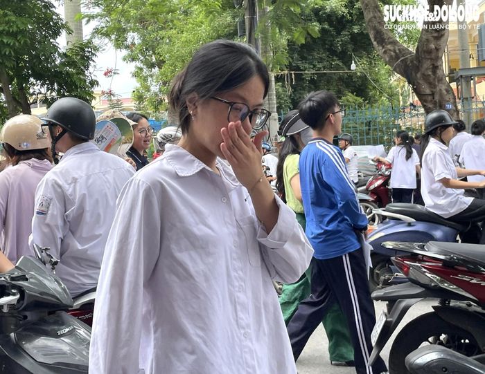 Thí sinh rời phòng thi với tâm trạng lo lắng.