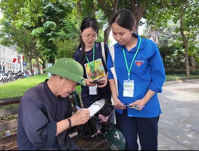 Người dân Hà Nội kí tên ủng hộ việc chấm dứt hoạt động nuôi nhốt gấu tại thủ đô. Ảnh: ENV