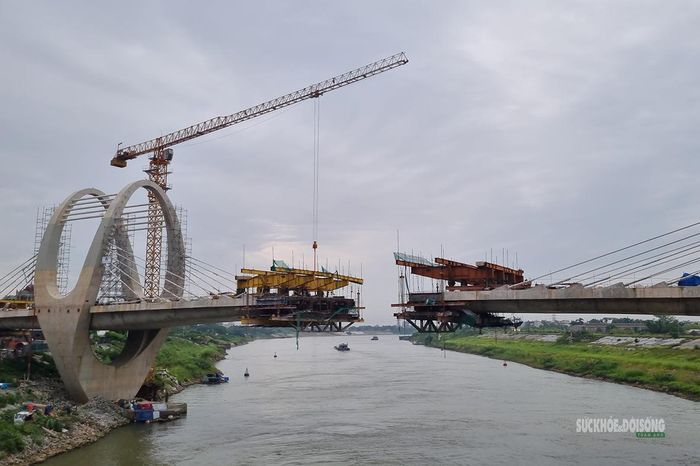 Các hạng mục chính của cầu Đuống mới đang được triển khai trên sông Đuống.