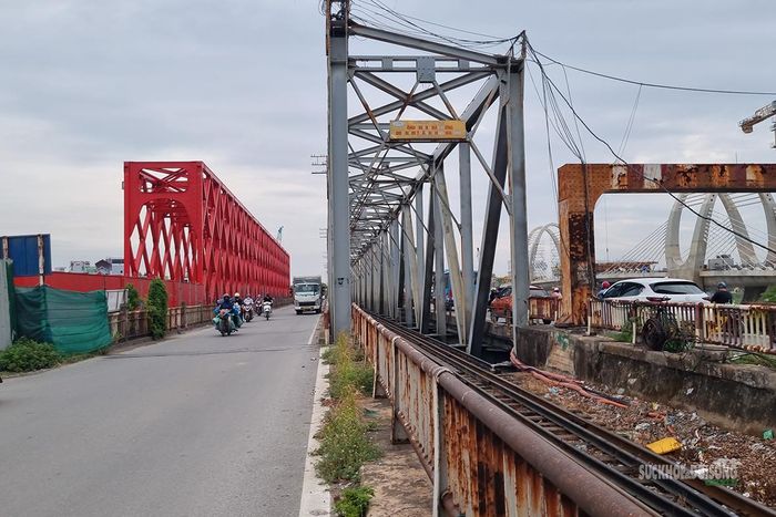 Đường bộ và đường sắt cùng khai thác trên cầu Đuống.