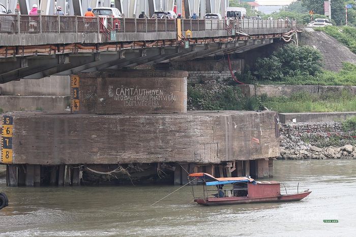 Trụ cầu Đuống (cũ) mang nhiều dấu vết bào mòn sau hơn một thế kỷ tồn tại.