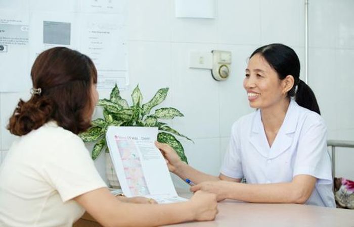 Bác sĩ Lê Thị Thúy (Trạm y tế Vĩnh Thịnh, Hải Phòng) tư vấn cho phụ nữ về cách tự lấy mẫu xét nghiệm.