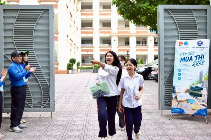 Em Nguyễn Phương Uyên (học sinh Trường THPT Nguyễn Trãi, Ba Đình) hào hứng chia sẻ đề Toán năm nay dễ thở và không quá làm khó thí sinh như năm ngoái.