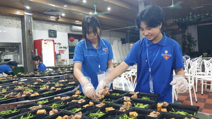 Các tình nguyện viên tất bật chuẩn bị bữa trưa cho thí sinh tại điểm thi vùng cao Nghệ An.