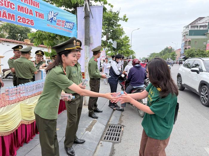 Những chai nước mát lành được trao tận tay thí sinh vào đầu giờ tại các điểm thi.