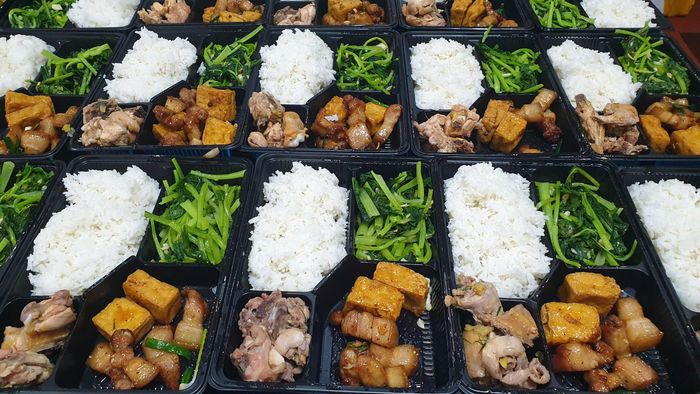 Những suất cơm nghĩa tình trở thành nguồn động viên thiết thực đối với học sinh vùng cao trong những ngày thi căng thẳng.