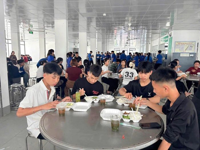 Vượt qua những cung đường xa, nhiều thí sinh vùng cao còn nhận được sự tiếp sức từ những suất cơm miễn phí do thầy cô và các nhà hảo tâm trao tặng.