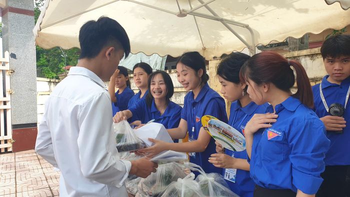 Sau mỗi buổi thi, nhiều sĩ tử vùng cao được phục vụ những bữa cơm nóng hổi ngay tại điểm thi, giúp các em có thêm thời gian nghỉ ngơi và ôn bài.