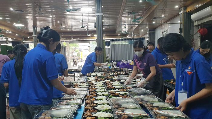Hàng trăm suất cơm miễn phí được thầy cô giáo và các nhà hảo tâm chuẩn bị để tiếp sức thí sinh vùng cao trong kỳ thi tốt nghiệp THPT.