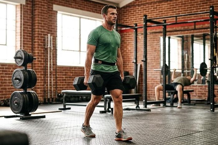 Bài tập đi bộ mang vật nặng giúp tăng sức mạnh, hỗ trợ kéo dài tuổi thọ.