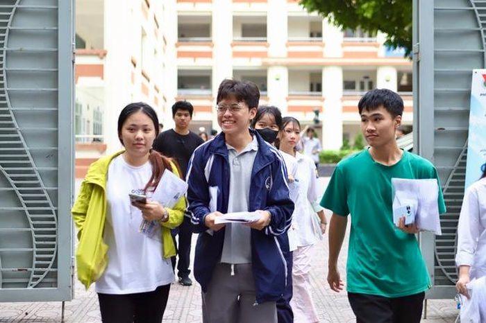 Thí sinh thi xong môn Toán tại điểm thi Trường THCS Nguyễn Công Trứ (Hà Nội).