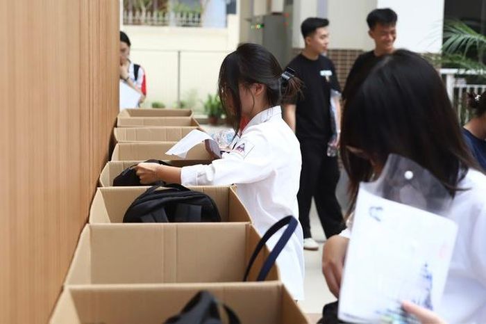 Trong ngày đầu thi tốt nghiệp THPT 2026, môn Ngữ văn có 16 trường hợp và môn Toán có 11 trường hợp thí sinh bị đình chỉ thi.