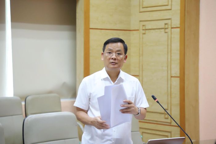 Phó Cục trưởng Cục Quản lý Khám chữa bệnh Vương Ánh Dương phát biểu làm rõ thêm một số nội dung tại cuộc họp.