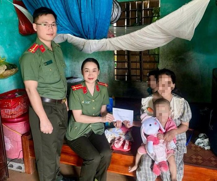 Theo chính quyền địa phương, dù mắc bệnh tâm thần nhưng chị Duyên vẫn luôn dành tình yêu thương và sự gắn bó đặc biệt với con gái. Trước mắt bé Hiền vẫn sinh sống cùng mẹ và bà ngoại trong điều kiện được theo dõi, hỗ trợ thường xuyên (trong hình là cán bộ Công an tỉnh Quảng Trị tới động viên, thăm hỏi gia đình bé Hiền).