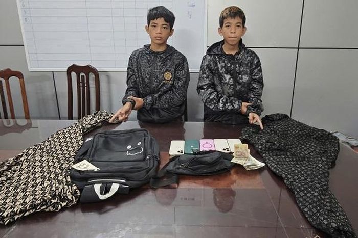 2 'siêu trộm' cùng điện thoại, tiền mặt, áo chống nắng... Ảnh: Công an tỉnh Thái Nguyên.