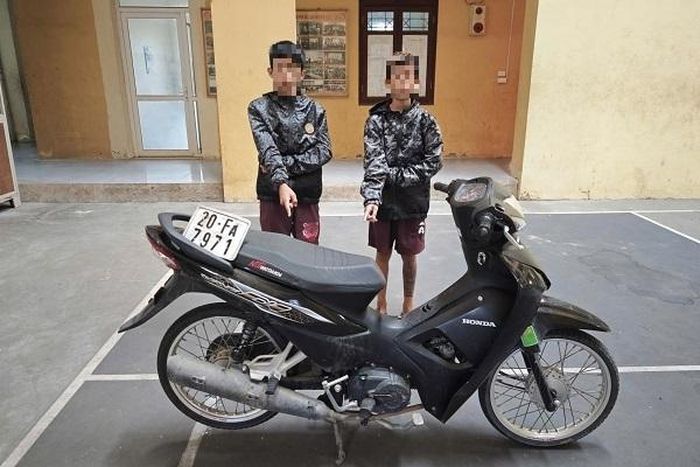 2 'siêu trộm' cùng chiếc xe Wave tang vật. Ảnh: Công an tỉnh Thái Nguyên.