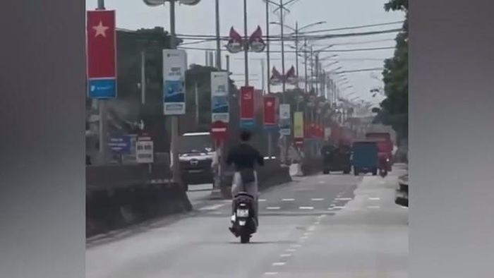 Lực lượng chức năng xác định người này đã có nhiều hành vi vi phạm như không đội mũ bảo hiểm khi điều khiển xe mô tô; buông cả hai tay khi điều khiển phương tiện...