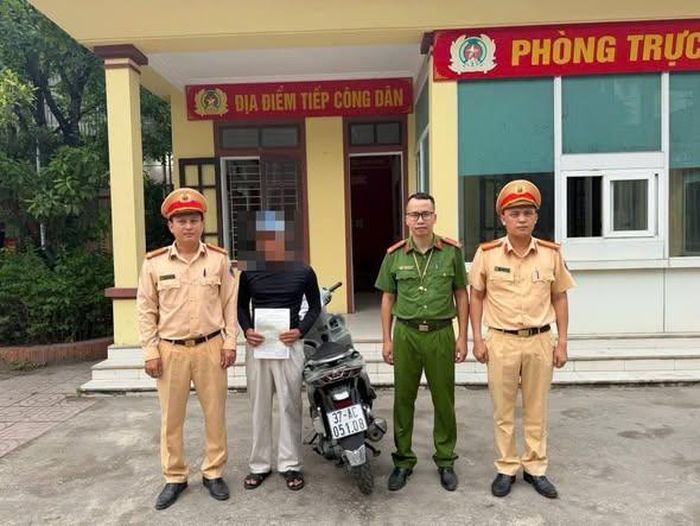 Nam thanh niên thừa nhận hành vi buông cả hai tay, lạng lách đánh võng khi điều khiển xe máy và bị lực lượng CSGT triệu tập làm việc.