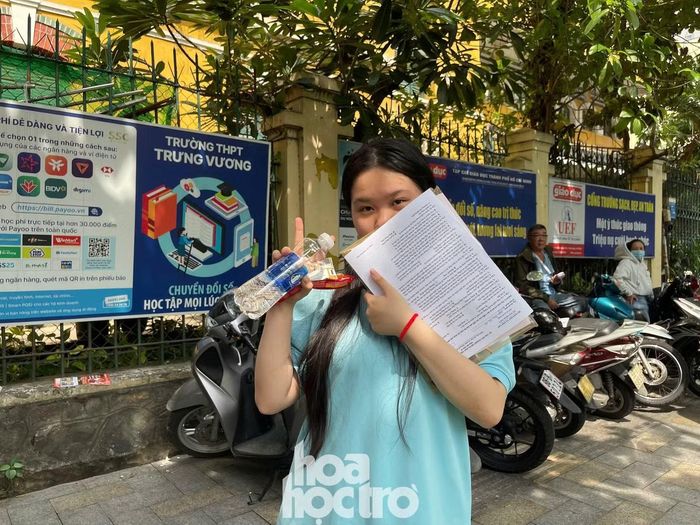 Bảo Nhi đánh giá đề Sử khá dễ tiếp cận, trong khi đề Địa có một số câu hỏi ngoài dự đoán. Ảnh: Cẩm Nhung