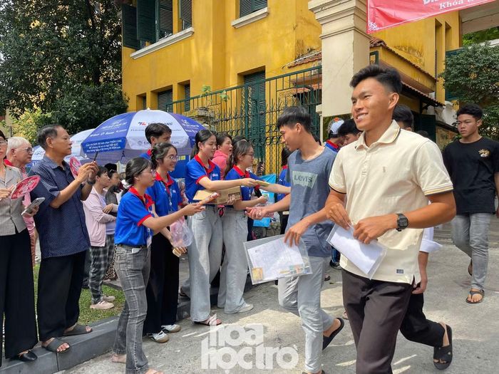 Nụ cười tự tin của các thí sinh khi rời phòng thi. Ảnh: Cẩm Nhung.