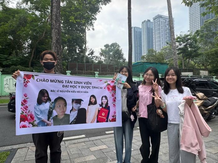 Bích Hân được người thân đến cổ vũ nồng nhiệt cho ngày thi cuối cùng. Ảnh: Ngọc Thư.