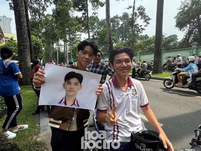 Hai anh em Khắc Trọng (bên phải), Tiến Phát (trái) cùng cách thức cổ vũ đáng yêu. Ảnh: Ngọc Thư.