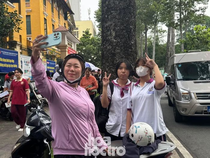 Khoảnh khắc đáng yêu giữa phụ huynh và các sĩ tử. Ảnh: Ngọc Thư.