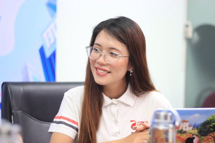  Thạc sĩ Đỗ Thị Ngọc Anh (IELTS 8.5) từng đạt học bổng và tốt nghiệp cử nhân kinh tế loại ưu, ĐH Tài chính (trực thuộc Chính phủ Nga). 