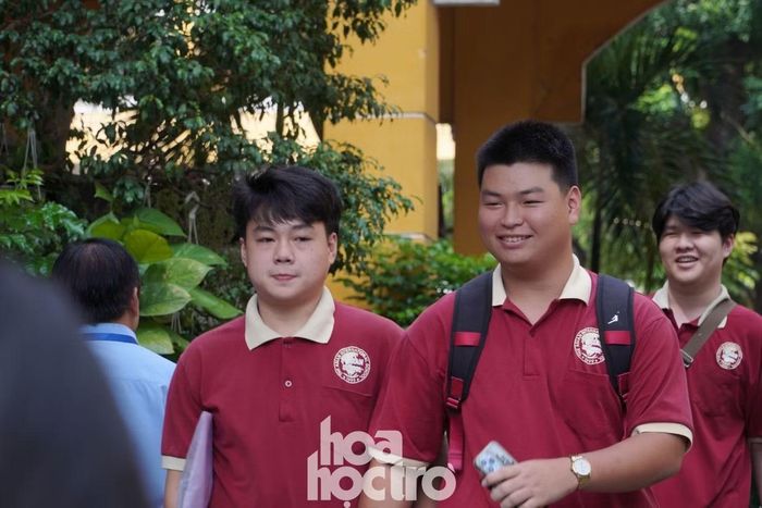 Minh Quang tươi tắn bước ra khỏi điểm thi trường THPT Trưng Vương.