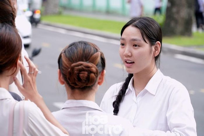 Đoàn Minh Anh thảo luận cùng bạn bè sau khi kết thúc buổi thi ngày 12/6.