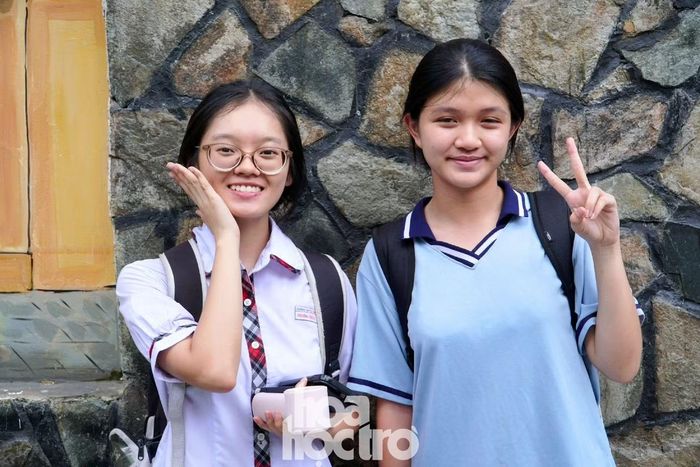 Phương Trinh (Lớp 12A2) - Tuyết Na (Lớp 12A8) rạng rỡ sau khi hoàn thành kỳ thi tốt nghiệp THPT Quốc gia năm 2026.