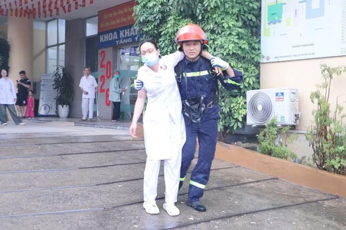 Thực tập cứu nạn người mắc kẹt trong đám cháy