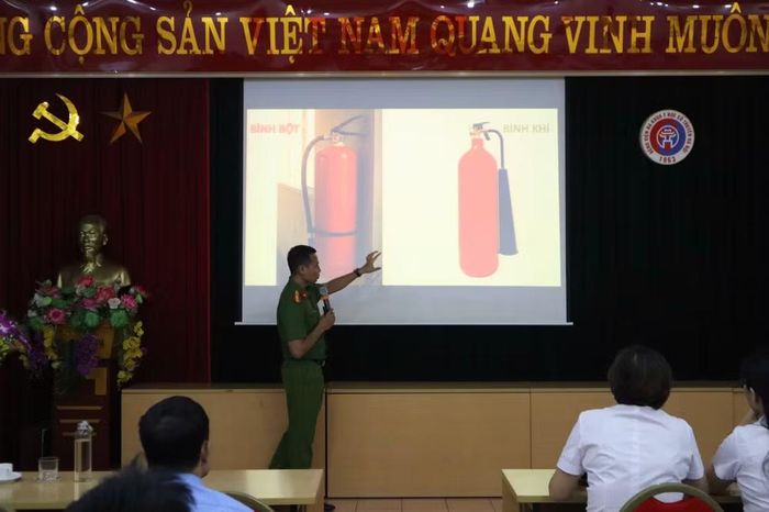 Lực lượng phòng cháy, chữa cháy cơ sở của bệnh viện được hướng dẫn các kỹ năng xử lý tình huống khi xảy ra cháy, nổ trong khu vực điều trị, chăm sóc bệnh nhân