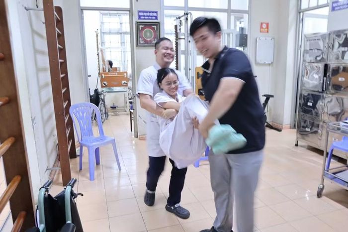 Lực lượng phòng cháy, chữa cháy cơ sở của bệnh viện được hướng dẫn các kỹ năng xử lý tình huống khi xảy ra cháy, nổ trong khu vực điều trị, chăm sóc bệnh nhân