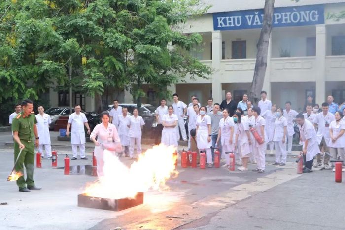Hướng dẫn học viên thực hành sử dụng bình PCCC dập lửa hiệu quả an toàn